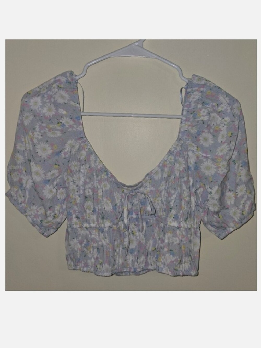 NWT Elodie Blue Floral Puff Sleeve Crop Blouse Size: Small